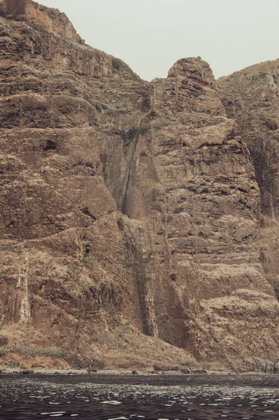 Panoramablick auf die schroffe Vulkanklippe, die sich über den Ozean erhebt. — Stockfoto