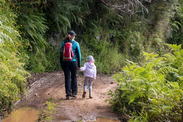 Mother and daughter walking along forest path. — Fotografia de Stock