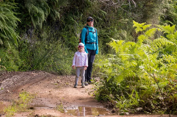 Mother and daughter walking along forest path. — Fotografia de Stock