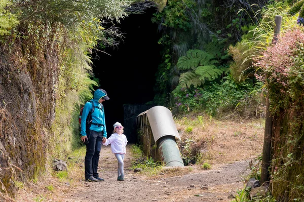 Mother and daughter posing at tunnel entrance before going through the mountain. — Fotografia de Stock