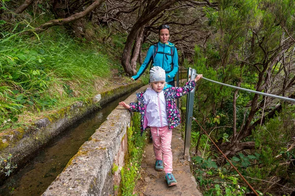Mother and daughter walking along forest path with safety rail. — Fotografia de Stock