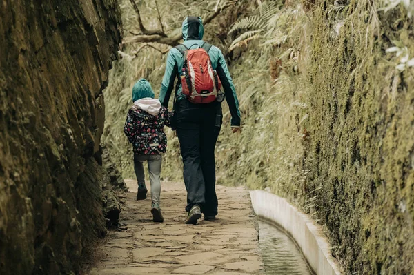 Mother and daughter walking along forest path. — Fotografia de Stock