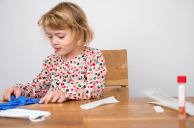 Sarışın kız Corona virüsü için kendini test ediyor ve sonuçları bekliyor..