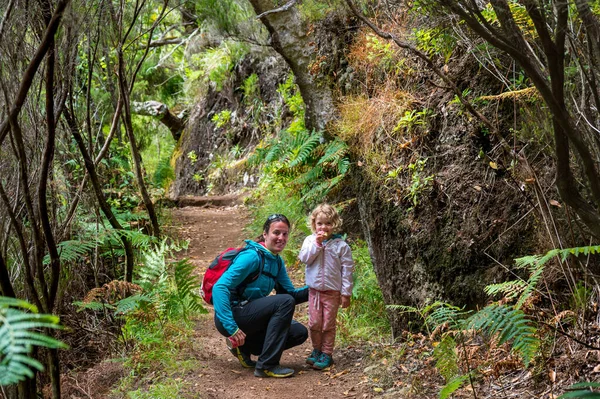 Happy mother and daughter posing on a forest path. — Fotografia de Stock