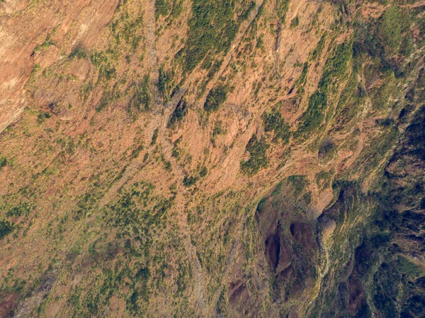 마그마 층 이 있는 장관을 이루는 화산지대를 아래로 내려다 본다. — 스톡 사진