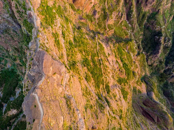 Fäll ner utsikt över leden efter vulkaniska bergskammen. — Stockfoto