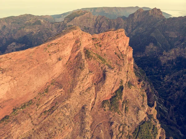 Veduta aerea delle pittoresche montagne vulcaniche all'alba. — Foto Stock