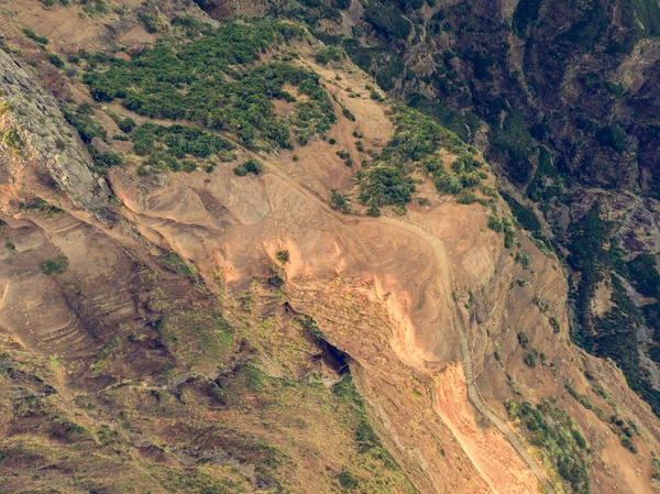 Vista a discesa del sentiero seguendo la cresta vulcanica della montagna. — Foto Stock