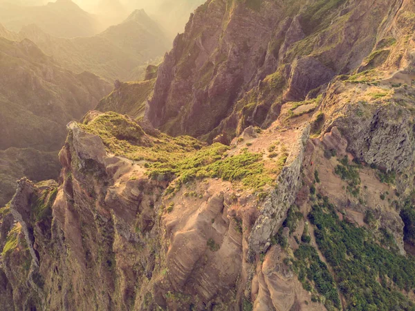 Vista aérea de montanhas vulcânicas pitorescas ao nascer do sol. — Fotografia de Stock