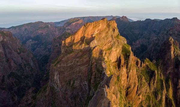 Вид з повітря на мальовничі вулканічні гори на сході сонця . — стокове фото