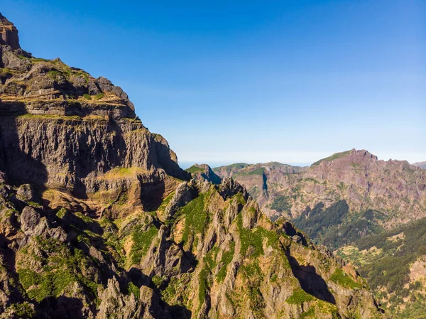 Вид з повітря на мальовничий вулканічний гірський пейзаж . — стокове фото