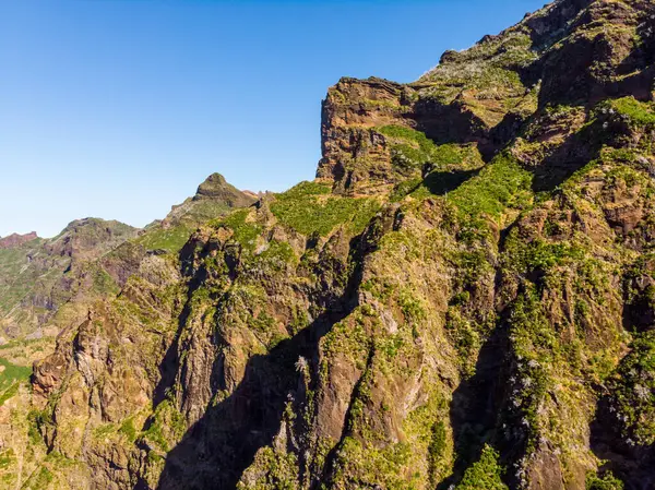 Flygfoto över pittoreska vulkaniska bergslandskapet. — Stockfoto