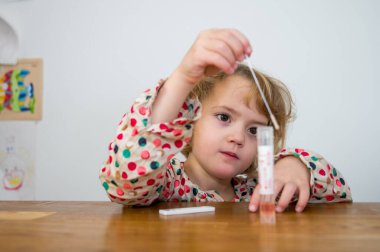 Sarışın kız Corona virüsü için kendini test ediyor ve sonuçları bekliyor..