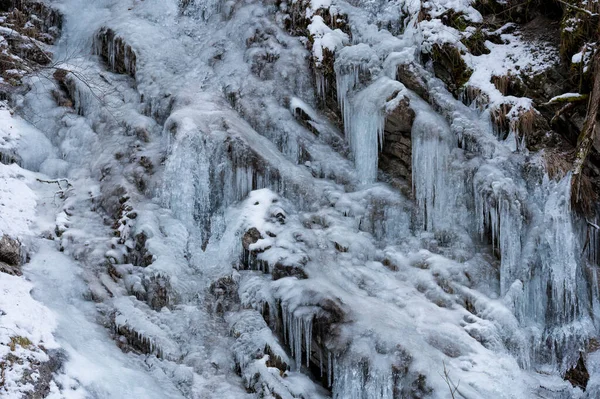 얼음 조각 이 많은 얼어붙은 폭포의 꼬리. — 스톡 사진