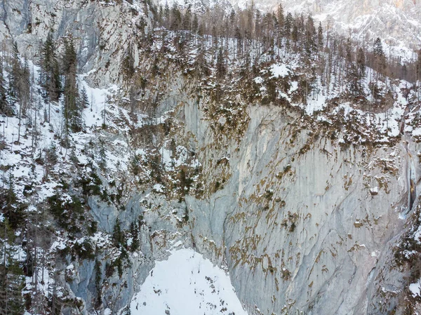 겨울에 바위 더미 위로 떨어지는 얼어붙은 폭포수의 장관. — 스톡 사진