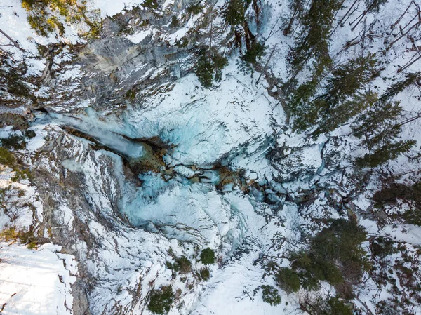 Spektakulärer Dropdown-Blick auf Wasserfall, der über felsigen Waldvorsprung fällt. — Stockfoto
