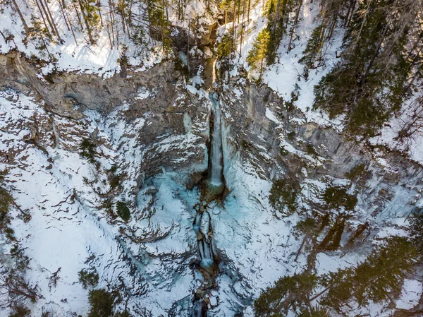 Spektakulär drop down vy över vattenfall faller över stenig skog avsats. — Stockfoto