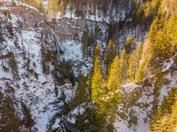 Spektakulär drop down vy över vattenfall faller över stenig skog avsats. — Stockfoto