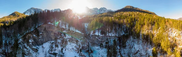 숲의 암벽 너머로 폭포가 떨어지는 장관을 이루는 장엄 한산 파노라마. — 스톡 사진
