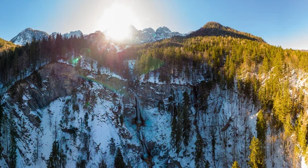 Spectaculaire panorama de montagne avec cascade tombant sur le rebord de la forêt. — Photo