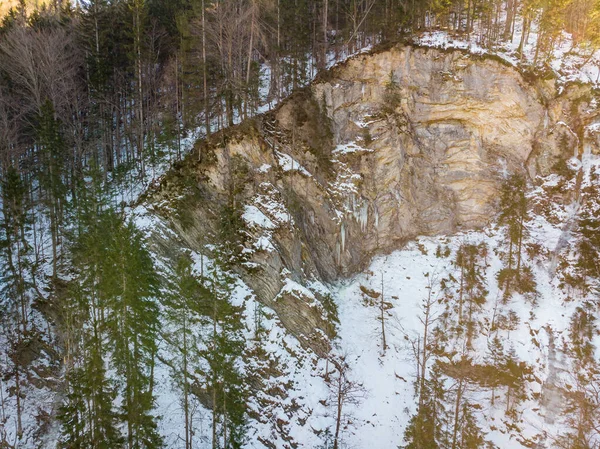 Видовищний вид на водоспад, що падає над скелястим лісовим виступом . — стокове фото