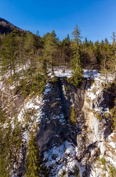 Ефектна повітряна панорама гірського лісу взимку . — стокове фото