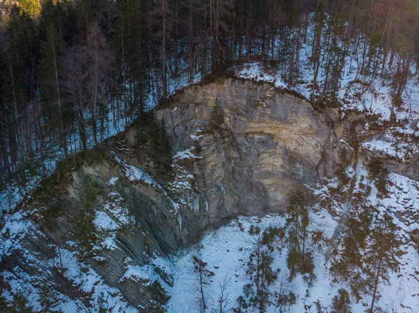 Видовищний вид на водоспад, що падає над скелястим лісовим виступом . — стокове фото