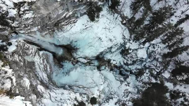 Imagens aéreas espetaculares da cachoeira da montanha que atravessa a paisagem de inverno. — Vídeo de Stock