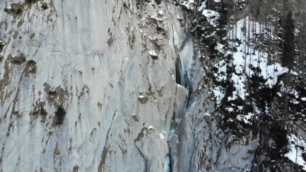 Espectacular metraje aéreo de cascada de montaña corriendo a través del paisaje invernal. — Vídeos de Stock