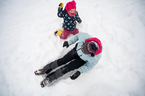 Matka a dcera, zábava na sněhu. — Stock fotografie