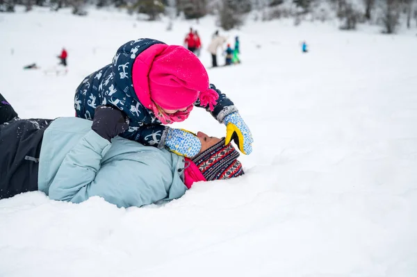 Moeder en dochter plezier in de sneeuw. — Stockfoto