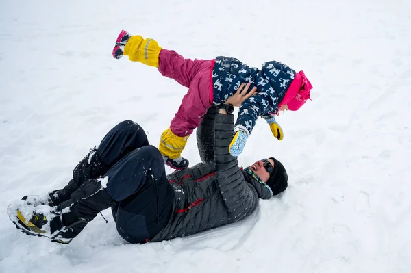 Apa és lánya birtoklás móka a hóban. — Stock Fotó