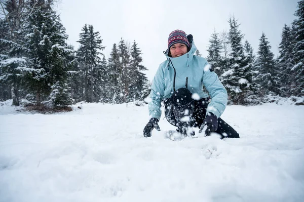 Deatil schot van de vrouw gooien sneeuw in het oogpunt. — Stockfoto