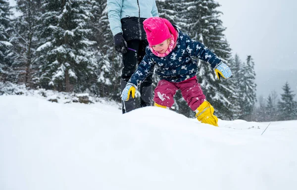 Портрет милой девушки, играющей со снегом холодным утром. — стоковое фото