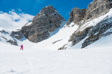 Güzel bir genç kız güneşli bir günde kış otelinde kayak yapmayı öğreniyor. Dağlarda aktif bir çocukluk.