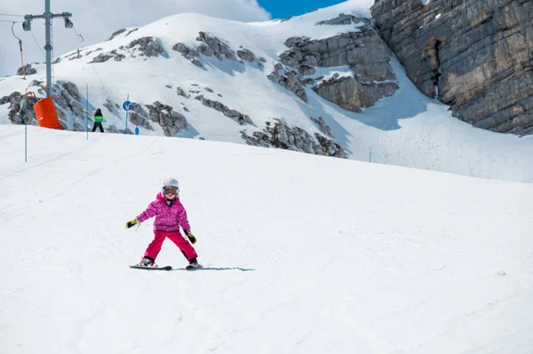 Güzel bir genç kız güneşli bir günde kış otelinde kayak yapmayı öğreniyor. Dağlarda aktif bir çocukluk.