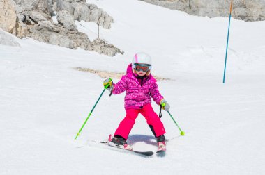 Güzel bir genç kız güneşli bir günde kış otelinde kayak yapmayı öğreniyor. Dağlarda aktif bir çocukluk.