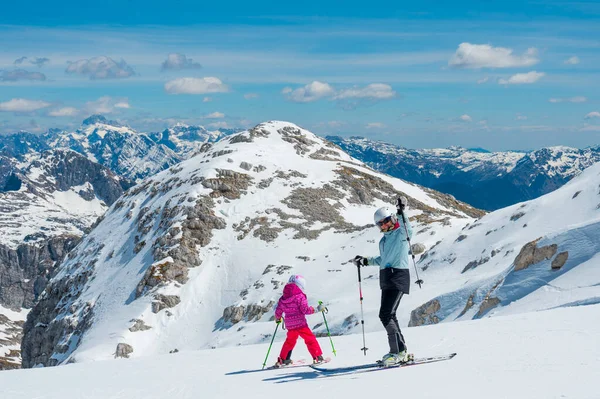 Mère Fille Amusent Apprennent Ski Faisant Les Premiers Pas Sur — Photo