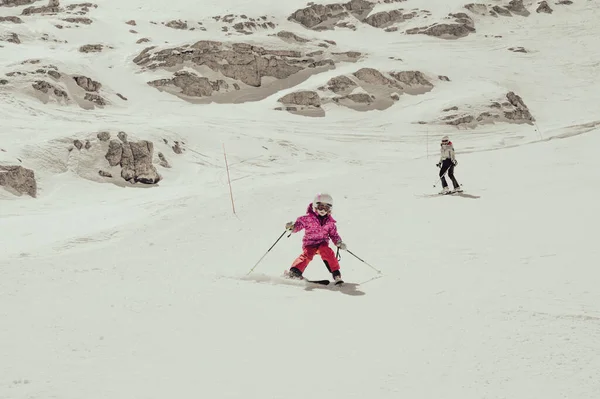 Mãe Filha Divertindo Aprendendo Esqui Fazendo Primeiros Passos Resort Inverno — Fotografia de Stock