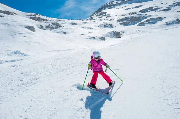Χαριτωμένο Νεαρό Κορίτσι Μαθαίνουν Skii Στο Χειμερινό Θέρετρο Μια Ηλιόλουστη — Φωτογραφία Αρχείου