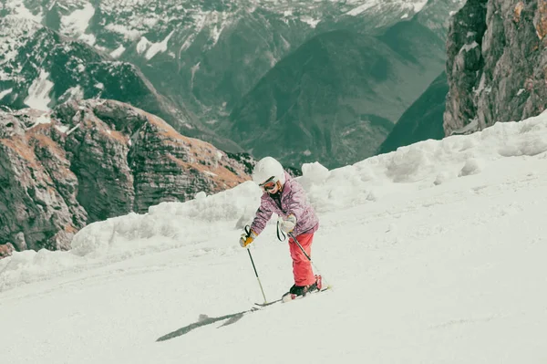 Cute Młoda Dziewczyna Uczy Się Skii Ośrodku Zimowym Słoneczny Dzień — Zdjęcie stockowe