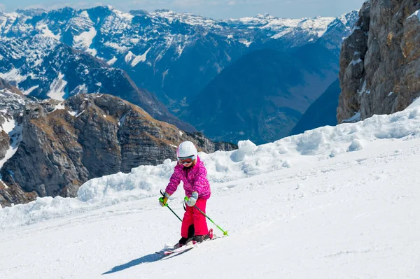 Jolie Jeune Fille Apprenant Skii Station Hiver Par Une Journée — Photo