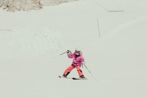 Menina Bonito Aprender Esquiar Resort Inverno Dia Ensolarado Infância Ativa — Fotografia de Stock