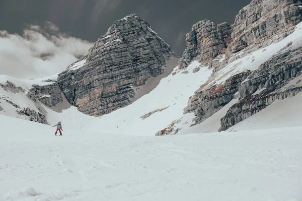 Jolie Jeune Fille Apprenant Skii Station Hiver Par Une Journée — Photo