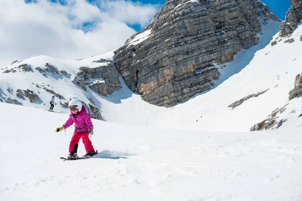 Carino Ragazza Che Impara Sciare Località Invernale Una Giornata Sole — Foto Stock
