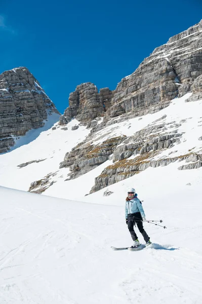 Female Skier Downhill Slope Surrounded Spectacular Mountain Ridge Winter Holidays — Stock Photo, Image