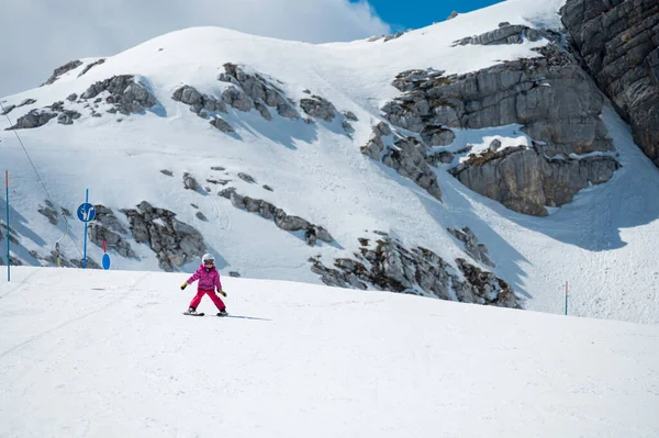 Menina Bonito Aprender Esquiar Resort Inverno Dia Ensolarado Infância Ativa — Fotografia de Stock