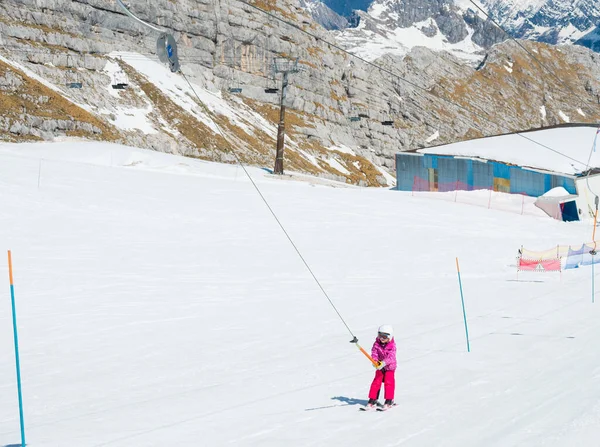 Μικρό Χαριτωμένο Κορίτσι Που Παίρνει Ένα Τελεφερίκ Και Μαθαίνει Σκι — Φωτογραφία Αρχείου