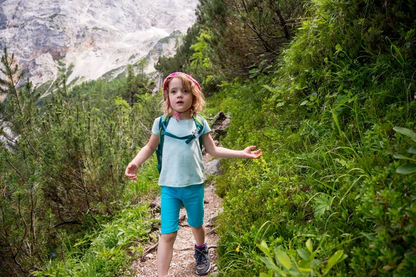 Menina Bonito Andando Longo Trilha Montanha Descendo Para Floresta Infância — Fotografia de Stock