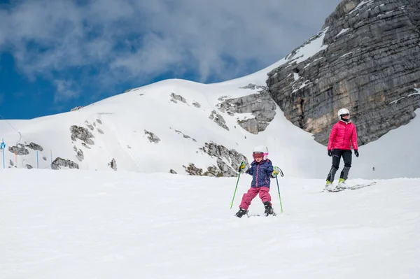 Mère Fille Amusent Apprennent Ski Faisant Les Premiers Pas Sur — Photo
